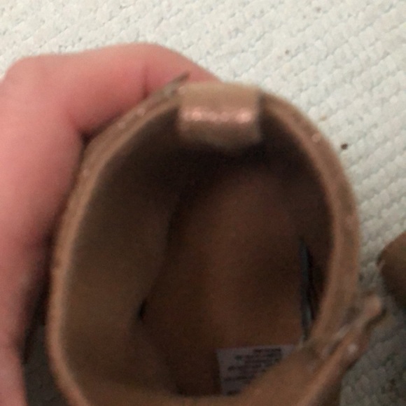 Girls’ metallic bronze baby booties. Size 9-12 Soft and comfortable. Velcro. - Picture 5 of 7